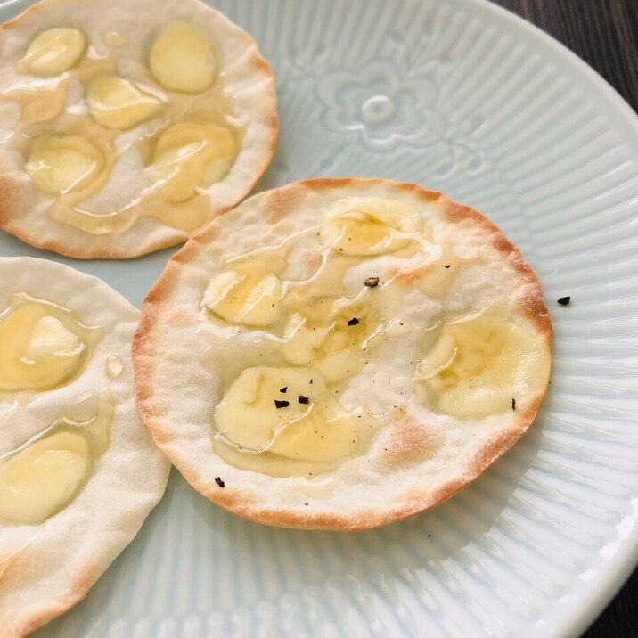 モッツァレラと蜂蜜の餃子の皮ピザ